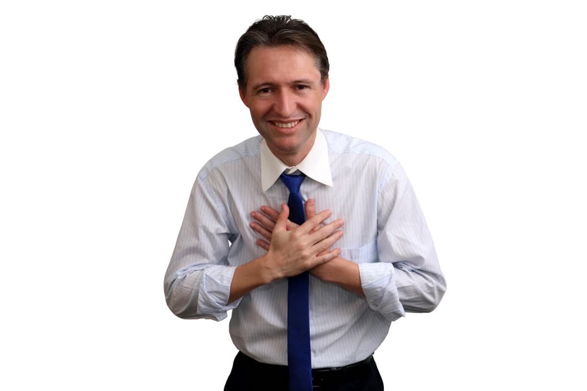 Anderson Vieira, sorrindo, mão no peito, gesto de gratidão